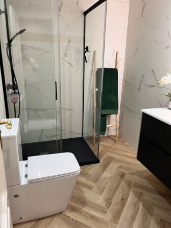 Baño Cristina Beige en espiga Materia SPC