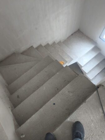Base de escaleras de chalet de hormigon